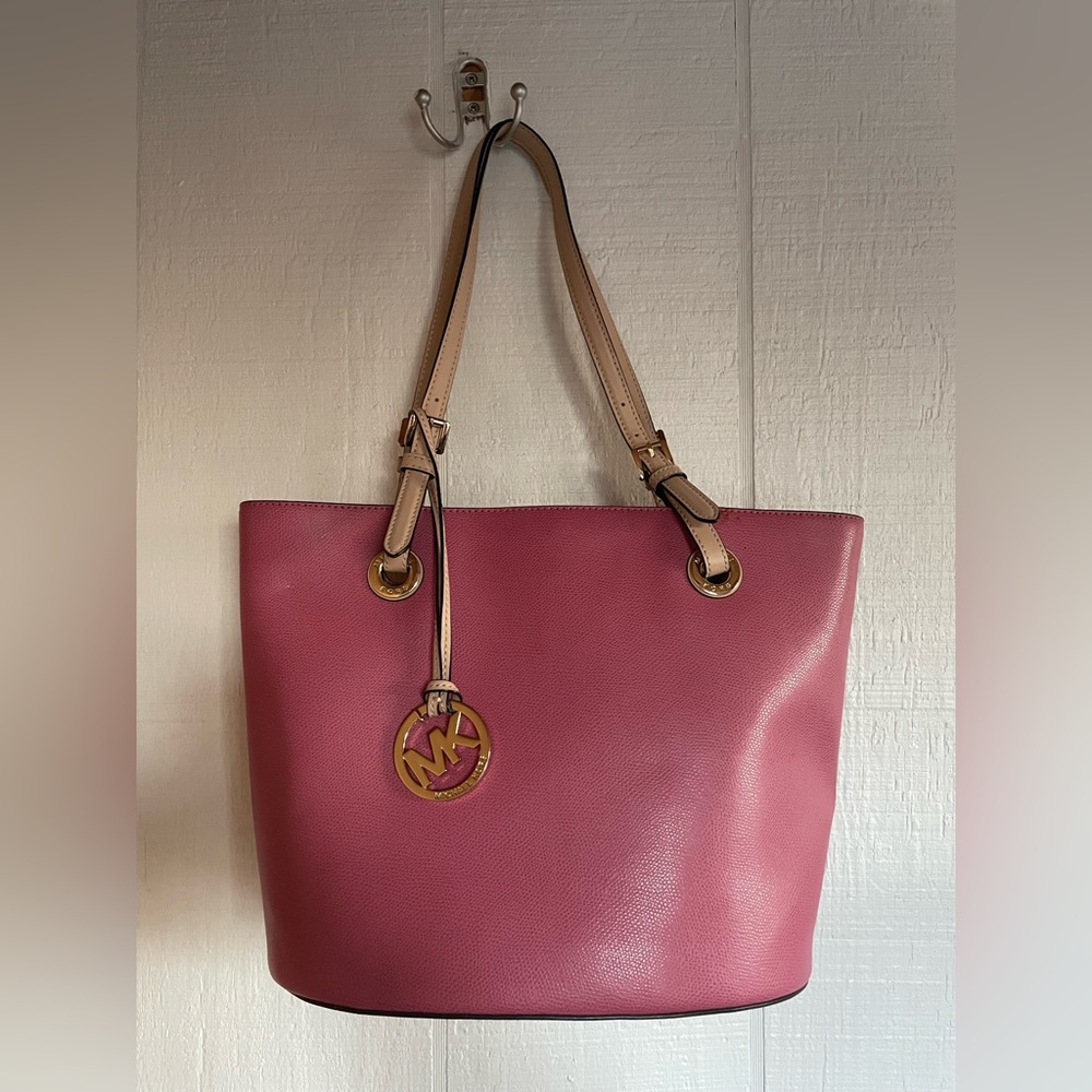 Pretty PINK Michael Kors purse 👛